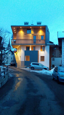 4375 foto notturan con posti auto