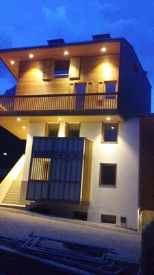 ciasanu facciata in notturana illuminata