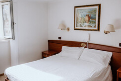 Doppelzimmer mit Blick auf den Domplatz