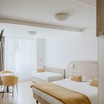  Foto von Familienzimmer, Bad, WC, straßenseitig | © Hotel Venezia