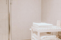 Badezimmer des Dreibettzimmers mit Blick auf die Stadt