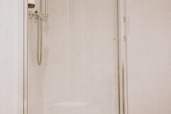 Badezimmer des Dreibettzimmers mit Blick auf die Stadt