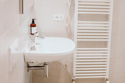 Badezimmer des Dreibettzimmers mit Blick auf die Stadt