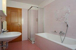 bagno con doccia e vasca