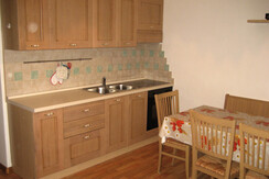 cucina-soggiorno con divano letto