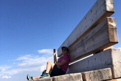 Riposo in panchina passeggiata Montesel