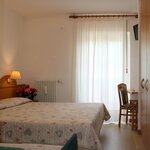  Foto von Dreibettzimmer