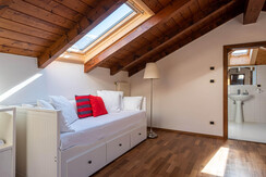 Soggiorno al secondo livello con divano letto