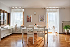 Dopo l'ingresso... ecco la luminosa zona pranzo!