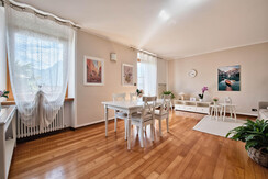 Luminoso salotto con zona pranzo