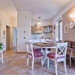  foto van Large and elegant apartment with garden view