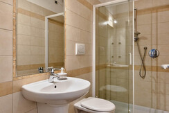 Bagno con doccia grande