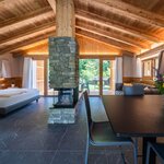  Foto von Premium bungalow mit dreiseitigem holzkamin