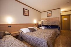 stanza quadrupla con divano letto alzabile