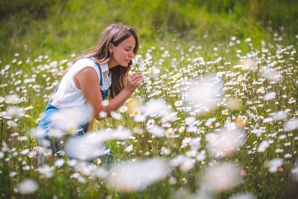 ragazza con fiori