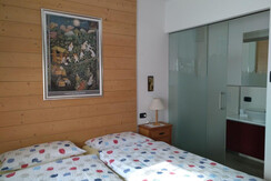 stanza con due letti e  bagno