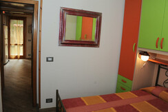 Stanza matrimoniale con uscita verso il soggiorno