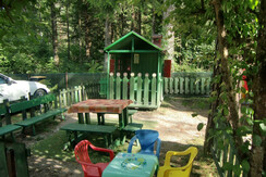 Casa Pippi: parcogiochi con casetta Amicizia