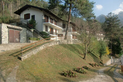 Casa Ambra: vista della casa con il giardino