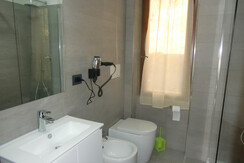 Bagno con doccia e servizi