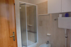 Bagno con box doccia e servizi