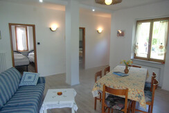 Zona giorno con divano e tavolo pranzo