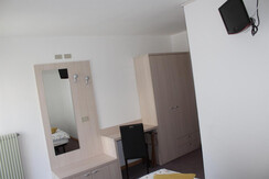 camera 108 scrivania