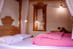 Albergo Centrale Canazei camera con letto a baldac