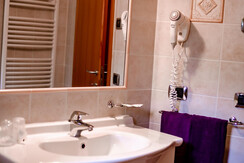 Albergo Centrale Canazei camera con letto a baldac