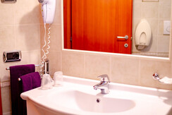 bagno camera albergo centrale canazei