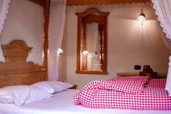 Albergo Centrale Canazei camera con letto a baldac