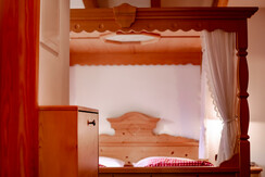 Albergo Centrale Canazei camera con letto a baldac