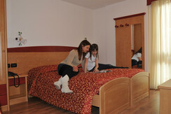 persone camera rossa (1)