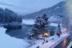 vista lago in inverno
