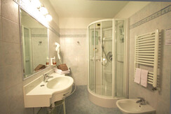 Bagno con doccia idromassaggio