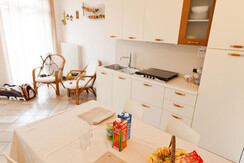 106 - Cucina e tavolo da pranzo