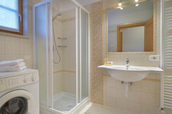 Bagno con doccia e lavatrice