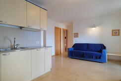 Cucina con lavastoviglie e forno microonde