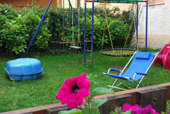 GIARDINO CON GIOCHI PER BAMBINI