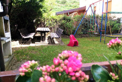 GIARDINO CON BARBECUE, PANCA E GIOCHI