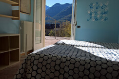 Camera con letto king size e letto a castello