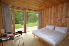 letto-vetro-prato-bosco