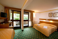 camera tripla su piano unico