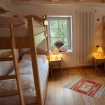  foto van Hut - Room with bed linen, etagetoilet