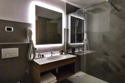 Bagno con doccia ampia