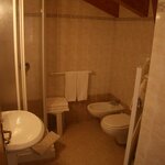  Photo of 4-bed room, shower, toilet
