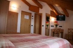 Stanza matrimoniale mansardata