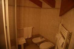 Bagno stanza con balcone