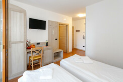 QUADRUPLE ROOM (2 connecting rooms)