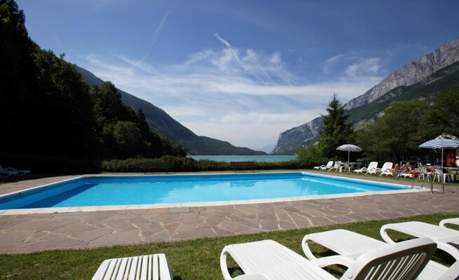 Hotel Molveno_piscina sul lago